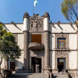 Museo Nacional de Arqueología y Etnología erstrahlt in vollem Glanz: Aufgenommen mit einem Weitwinkelobjektiv direkt vor dieser atemberaubenden Sehenswürdigkeit in Guatemala City