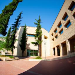 Museo de Arqueología de Alta Montaña erstrahlt in vollem Glanz: Aufgenommen mit einem Weitwinkelobjektiv direkt vor dieser atemberaubenden Sehenswürdigkeit in Salta