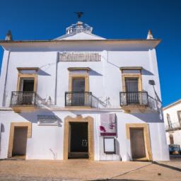 Museu Municipal de Faro erstrahlt in vollem Glanz: Aufgenommen mit einem Weitwinkelobjektiv direkt vor dieser atemberaubenden Sehenswürdigkeit in Faro