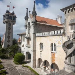 Museu Nacional Machado de Castro erstrahlt in vollem Glanz: Aufgenommen mit einem Weitwinkelobjektiv direkt vor dieser atemberaubenden Sehenswürdigkeit in Coimbra