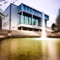 Museum der Prähistorie erstrahlt in vollem Glanz: Aufgenommen mit einem Weitwinkelobjektiv direkt vor dieser atemberaubenden Sehenswürdigkeit in Echternach