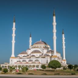 Mustafa-Pascha-Moschee erstrahlt in vollem Glanz: Aufgenommen mit einem Weitwinkelobjektiv direkt vor dieser atemberaubenden Sehenswürdigkeit in Skopje