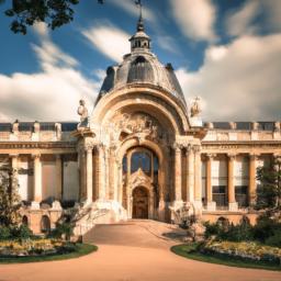 Musée du Petit Palais erstrahlt in vollem Glanz: Aufgenommen mit einem Weitwinkelobjektiv direkt vor dieser atemberaubenden Sehenswürdigkeit in Avignon