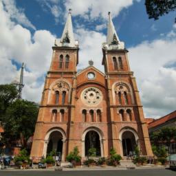 Notre-Dame Kathedrale Saigon erstrahlt in vollem Glanz: Aufgenommen mit einem Weitwinkelobjektiv direkt vor dieser atemberaubenden Sehenswürdigkeit in Vietnam