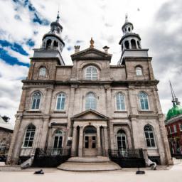 Notre-Dame de Québec Basilica-Cathedral erstrahlt in vollem Glanz: Aufgenommen mit einem Weitwinkelobjektiv direkt vor dieser atemberaubenden Sehenswürdigkeit in Quebec City