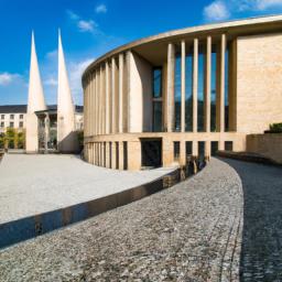 Nationalmuseum für Geschichte und Kunst, Luxemburg erstrahlt in vollem Glanz: Aufgenommen mit einem Weitwinkelobjektiv direkt vor dieser atemberaubenden Sehenswürdigkeit in Luxemburg