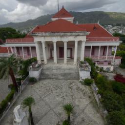 Nationalmuseum von Haiti erstrahlt in vollem Glanz: Aufgenommen mit einem Weitwinkelobjektiv direkt vor dieser atemberaubenden Sehenswürdigkeit in Haiti