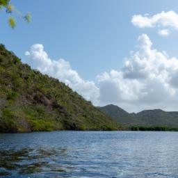 Nationalpark Nino Konis Santana erstrahlt in vollem Glanz: Aufgenommen mit einem Weitwinkelobjektiv direkt vor dieser atemberaubenden Sehenswürdigkeit in Osttimor