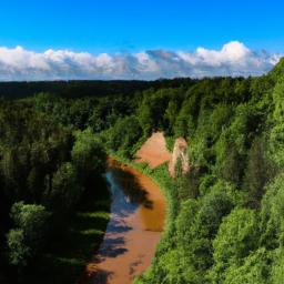 Nationalpark Gauja erstrahlt in vollem Glanz: Aufgenommen mit einem Weitwinkelobjektiv direkt vor dieser atemberaubenden Sehenswürdigkeit in Sigulda