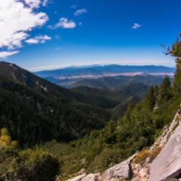 Nationalpark Pelister erstrahlt in vollem Glanz: Aufgenommen mit einem Weitwinkelobjektiv direkt vor dieser atemberaubenden Sehenswürdigkeit in Mazedonien