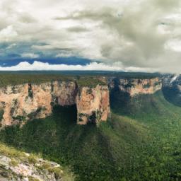 Nationalpark Ybycuí erstrahlt in vollem Glanz: Aufgenommen mit einem Weitwinkelobjektiv direkt vor dieser atemberaubenden Sehenswürdigkeit in Paraguay