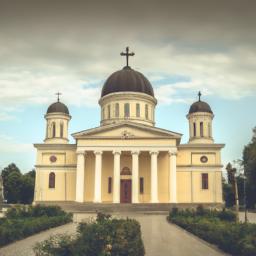 Nativity Cathedral, Chisinau erstrahlt in vollem Glanz: Aufgenommen mit einem Weitwinkelobjektiv direkt vor dieser atemberaubenden Sehenswürdigkeit in Moldawien