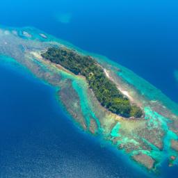 Nanumanga Island erstrahlt in vollem Glanz: Aufgenommen mit einem Weitwinkelobjektiv direkt vor dieser atemberaubenden Sehenswürdigkeit in Tuvalu