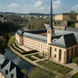 Neumünster Abtei, Luxemburg erstrahlt in vollem Glanz: Aufgenommen mit einem Weitwinkelobjektiv direkt vor dieser atemberaubenden Sehenswürdigkeit in Luxemburg