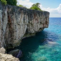 Negril Cliffs erstrahlt in vollem Glanz: Aufgenommen mit einem Weitwinkelobjektiv direkt vor dieser atemberaubenden Sehenswürdigkeit in Negril