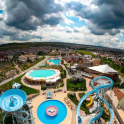 Nessebar Aquapark erstrahlt in vollem Glanz: Aufgenommen mit einem Weitwinkelobjektiv direkt vor dieser atemberaubenden Sehenswürdigkeit in Nessebar