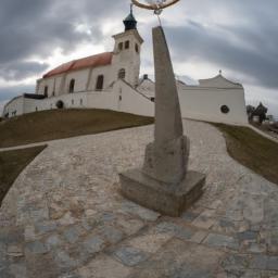 Nitra Calvary erstrahlt in vollem Glanz: Aufgenommen mit einem Weitwinkelobjektiv direkt vor dieser atemberaubenden Sehenswürdigkeit in Nitra