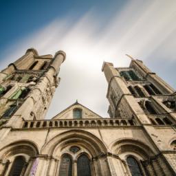 Die majestätische Kathedrale von Tournai in Belgien unter blauem Himmel, ein beeindruckendes UNESCO-Weltkulturerbe und unumgängliches Reiseziel für jeden Architektur- und Geschichtsliebhaber.