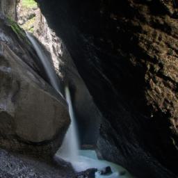 Trümmelbachfälle erstrahlt in vollem Glanz: Aufgenommen mit einem Weitwinkelobjektiv direkt vor dieser atemberaubenden Sehenswürdigkeit in Lauterbrunnen