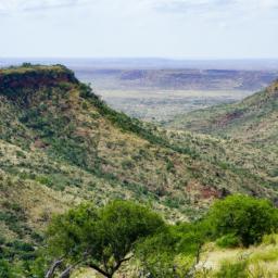 Tsodilo Hills erstrahlt in vollem Glanz: Aufgenommen mit einem Weitwinkelobjektiv direkt vor dieser atemberaubenden Sehenswürdigkeit in Botswana