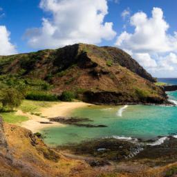 Smuggler's Cove Beach erstrahlt in vollem Glanz: Aufgenommen mit einem Weitwinkelobjektiv direkt vor dieser atemberaubenden Sehenswürdigkeit in Britische Jungferninseln