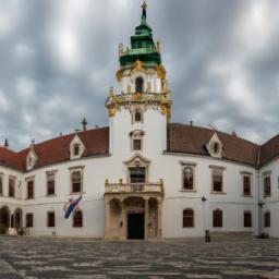 Sopron Museum erstrahlt in vollem Glanz: Aufgenommen mit einem Weitwinkelobjektiv direkt vor dieser atemberaubenden Sehenswürdigkeit in Sopron