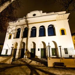 Sopron Synagogue erstrahlt in vollem Glanz: Aufgenommen mit einem Weitwinkelobjektiv direkt vor dieser atemberaubenden Sehenswürdigkeit in Sopron