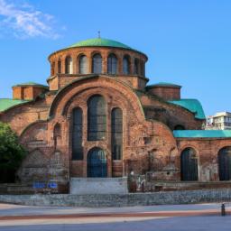 Saint Sofia Church, Sofia erstrahlt in vollem Glanz: Aufgenommen mit einem Weitwinkelobjektiv direkt vor dieser atemberaubenden Sehenswürdigkeit in Sofia