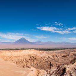 San Pedro de Atacama erstrahlt in vollem Glanz: Aufgenommen mit einem Weitwinkelobjektiv direkt vor dieser atemberaubenden Sehenswürdigkeit in Chile