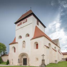 San Román Kirche erstrahlt in vollem Glanz: Aufgenommen mit einem Weitwinkelobjektiv direkt vor dieser atemberaubenden Sehenswürdigkeit in Toledo