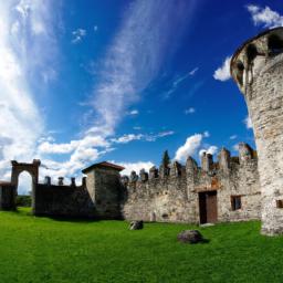 San Servando Burg erstrahlt in vollem Glanz: Aufgenommen mit einem Weitwinkelobjektiv direkt vor dieser atemberaubenden Sehenswürdigkeit in Toledo