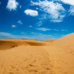 Sanddünen von Mui Ne erstrahlt in vollem Glanz: Aufgenommen mit einem Weitwinkelobjektiv direkt vor dieser atemberaubenden Sehenswürdigkeit in Vietnam