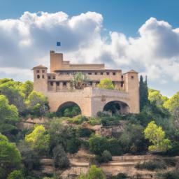 Sant Joan Schloss erstrahlt in vollem Glanz: Aufgenommen mit einem Weitwinkelobjektiv direkt vor dieser atemberaubenden Sehenswürdigkeit in Iloret de mar