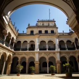 Santa Cruz Museum erstrahlt in vollem Glanz: Aufgenommen mit einem Weitwinkelobjektiv direkt vor dieser atemberaubenden Sehenswürdigkeit in Toledo