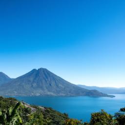 Santiago Atitlan erstrahlt in vollem Glanz: Aufgenommen mit einem Weitwinkelobjektiv direkt vor dieser atemberaubenden Sehenswürdigkeit in Lago Atitlan