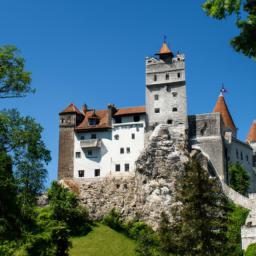 Schloss Bran erstrahlt in vollem Glanz: Aufgenommen mit einem Weitwinkelobjektiv direkt vor dieser atemberaubenden Sehenswürdigkeit in Rumänien