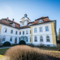 Schloss Halbturn erstrahlt in vollem Glanz: Aufgenommen mit einem Weitwinkelobjektiv direkt vor dieser atemberaubenden Sehenswürdigkeit in Burgenland