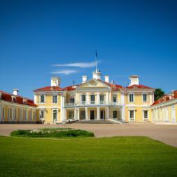 Schloss Kadriorg erstrahlt in vollem Glanz: Aufgenommen mit einem Weitwinkelobjektiv direkt vor dieser atemberaubenden Sehenswürdigkeit in Estland