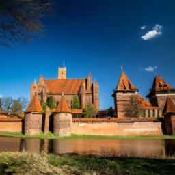 Schloss Malbork erstrahlt in vollem Glanz: Aufgenommen mit einem Weitwinkelobjektiv direkt vor dieser atemberaubenden Sehenswürdigkeit in Polen