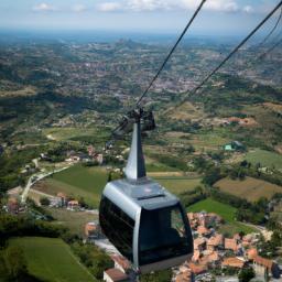 Seilbahn San Marino erstrahlt in vollem Glanz: Aufgenommen mit einem Weitwinkelobjektiv direkt vor dieser atemberaubenden Sehenswürdigkeit in San Marino