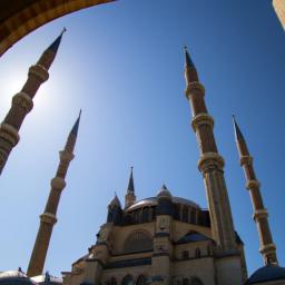 Selimiye Moschee erstrahlt in vollem Glanz: Aufgenommen mit einem Weitwinkelobjektiv direkt vor dieser atemberaubenden Sehenswürdigkeit in Nikosia