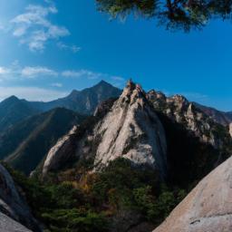 Seoraksan National Park, Sokcho erstrahlt in vollem Glanz: Aufgenommen mit einem Weitwinkelobjektiv direkt vor dieser atemberaubenden Sehenswürdigkeit in Südkorea