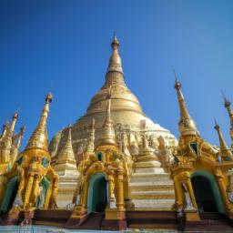 Shwedagon-Pagode erstrahlt in vollem Glanz: Aufgenommen mit einem Weitwinkelobjektiv direkt vor dieser atemberaubenden Sehenswürdigkeit in Myanmar