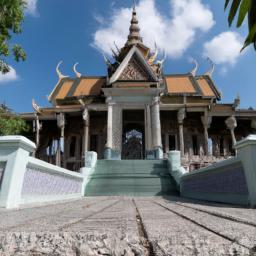 Silver Pagoda Phnom Penh erstrahlt in vollem Glanz: Aufgenommen mit einem Weitwinkelobjektiv direkt vor dieser atemberaubenden Sehenswürdigkeit in Kambodscha