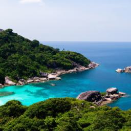 Similan Islands National Park erstrahlt in vollem Glanz: Aufgenommen mit einem Weitwinkelobjektiv direkt vor dieser atemberaubenden Sehenswürdigkeit in Thailand