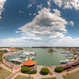 Siofok Marina erstrahlt in vollem Glanz: Aufgenommen mit einem Weitwinkelobjektiv direkt vor dieser atemberaubenden Sehenswürdigkeit in Siofok