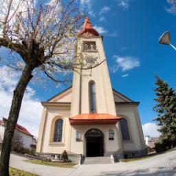 Siofok Evangelical Church erstrahlt in vollem Glanz: Aufgenommen mit einem Weitwinkelobjektiv direkt vor dieser atemberaubenden Sehenswürdigkeit in Siofok