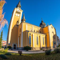 St. Anthony Kirche Bugojno erstrahlt in vollem Glanz: Aufgenommen mit einem Weitwinkelobjektiv direkt vor dieser atemberaubenden Sehenswürdigkeit in Bugojno