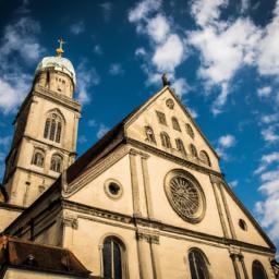 St. George Church erstrahlt in vollem Glanz: Aufgenommen mit einem Weitwinkelobjektiv direkt vor dieser atemberaubenden Sehenswürdigkeit in Sozopol