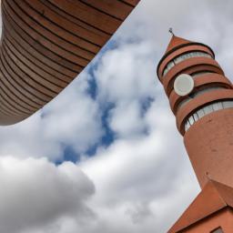 St.-Urban-Turm erstrahlt in vollem Glanz: Aufgenommen mit einem Weitwinkelobjektiv direkt vor dieser atemberaubenden Sehenswürdigkeit in Kosice